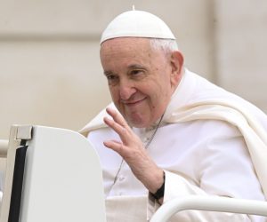 epa10508784 Pope Francis greets faithful during his weekly general audience in St. Peter Square, Vatican, 08 march 2023.  EPA/MAURIZIO BRAMBATTI BT