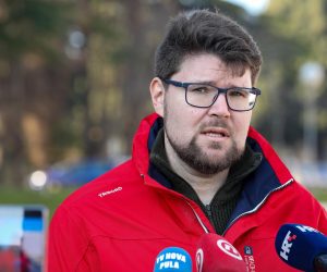 14.02.2023., Pula - Na konferenciji za novinare odrzanoj na Trgu kralja Tomislava predsjednik SDP-a Pedja Grbin govorio je o najnovijim skandaloznim istupima stanovitog 'AP'. Photo: Srecko Niketic/PIXSELL
