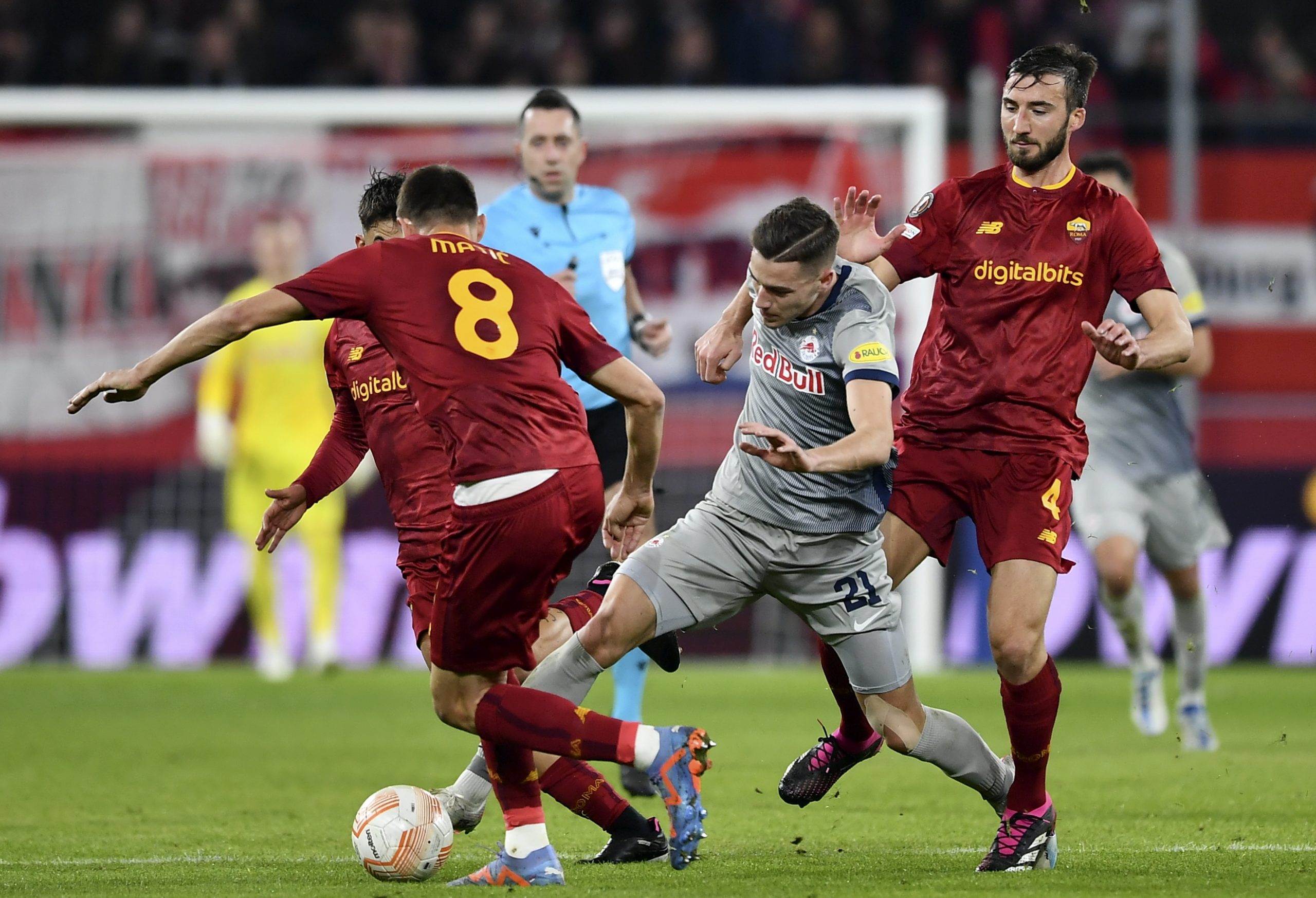 epa10471239 Luka Sucic (C) of Salzburg in action against Nemanja Matic (L) of AS Roma during the UEFA Europa League play-off, 1st leg match between RB Salzburg and AS Roma in Salzburg, Austria, 16 February 2023.  EPA/Anna Szilagyi