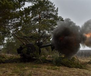 epa10492582 Ukrainian servicemen of the 68th Separate Jager Infantry Brigade "Oleksa Dovbush" fire a howitzer towards Russian positions, at an undisclosed location in the Donetsk region, eastern Ukraine, 26 February 2023. Russian troops entered Ukraine on 24 February 2022 starting a conflict that has provoked destruction and a humanitarian crisis.  EPA-EFE/OLEG PETRASYUK