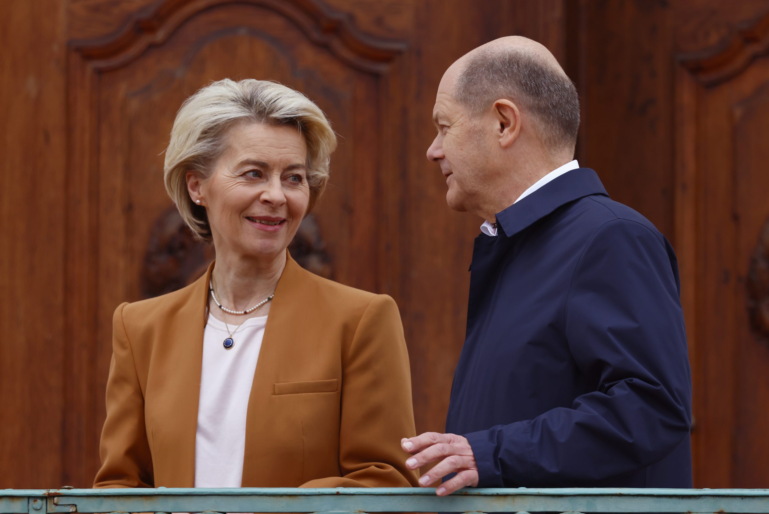 epa10504684 German Chancellor Olaf Scholz welcomes President of the European Commission Ursula Von der Leyen prior to a closed meeting of the federal cabinet in Meseberg, Germany, 05 March 2023. The German government meets for a two-day retreat at the guest house of the German government in Meseberg near Berlin.  EPA/HANNIBAL HANSCHKE