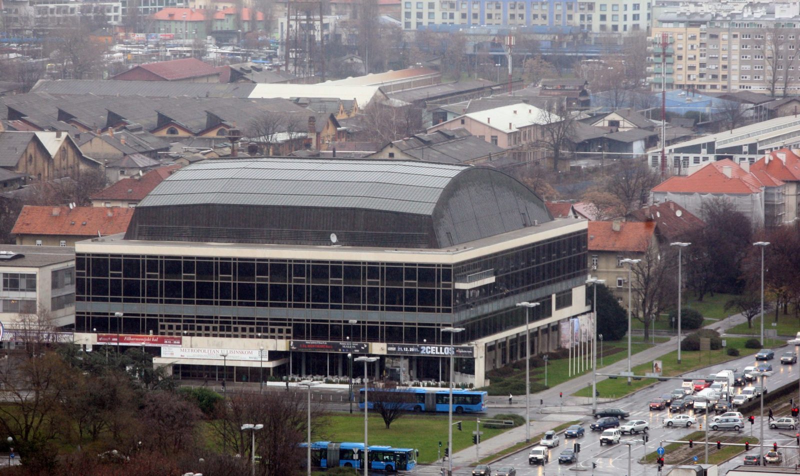 Zagreb, 18.01.2013 - Nakon uspjenog prvog dijela sezone koji je zavrio spektakularnim koncertom violonèelistièkog dvojca 2Cellos u prosincu, zagrebaèka Koncertna dvorana Vatroslava Lisinskog za drugi dio sezone 2012/2013 najavljuje zanimljiv program obiljeen brojnim atraktivnim inozemnim ali i domaæim gostovanjima kao i suradnjama s nizom orkestara i glazbenih organizacija, u cilju to veæe popularizacije tog "istinskog zagrebaèkog i hrvatskog brenda". Arhivska fotografija od 19.12.2011. godine prikazuje zgradu Koncertne dvorane Vatroslav Lisinski u Zagrebu.
foto FaH/ Damir SENÈAR /ds