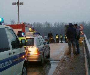 emovec, 28.02.2013 - U prometnoj nesreæi koja se u ranim jutarnjim satima dogodila na prometnici na brani hidroelektrane u emovcu kraj Varadina poginuo je vozaè osobnog vozila, a suvozaè je ozlijeðen, doznaje se u Policijskoj upravi meðimurskoj.
foto FaH/ ds