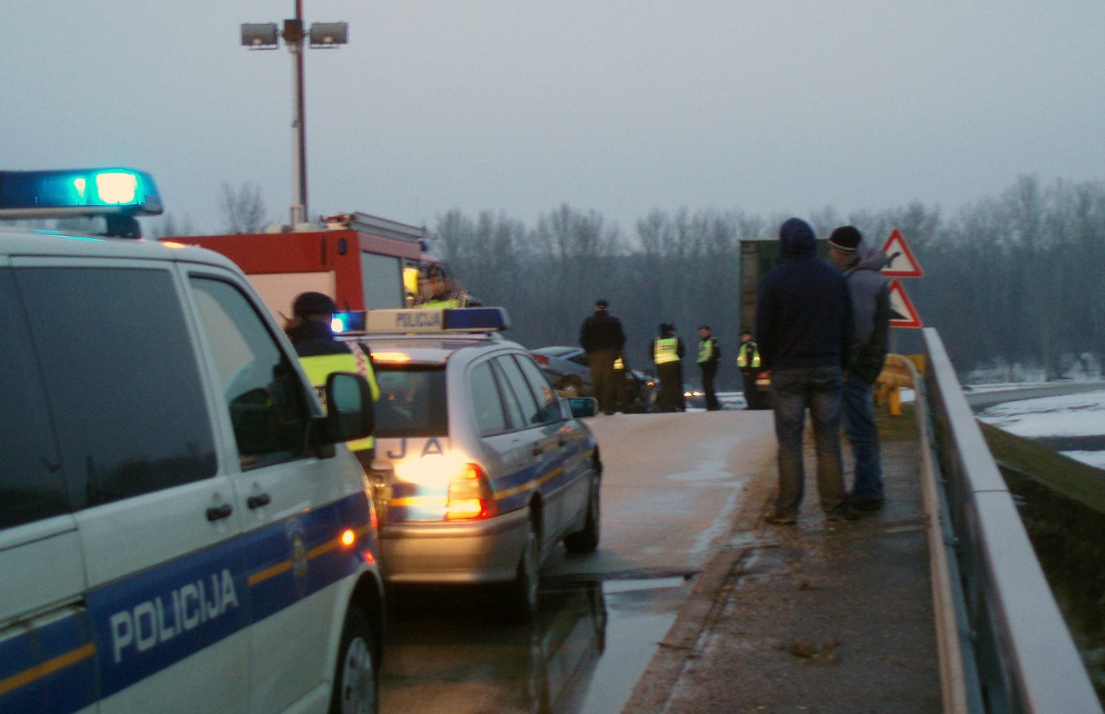 emovec, 28.02.2013 - U prometnoj nesreæi koja se u ranim jutarnjim satima dogodila na prometnici na brani hidroelektrane u emovcu kraj Varadina poginuo je vozaè osobnog vozila, a suvozaè je ozlijeðen, doznaje se u Policijskoj upravi meðimurskoj.
foto FaH/ ds