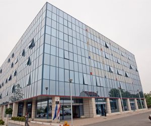 Zagreb, 16.04.2013 -Kurikulum zdravstvenog odgoja u osnovnim i srednjim kolama ostao je nepromijenjen od uvoðenja u rujnu 2012., priopæilo je danas Ministarstvo znanosti, obrazovanja i sporta (MZOS) opovrgavajuæi navode tiska da Povjerenstvo za uvoðenje zdravstvenog odgoja "polako odustaje od glavnih toèaka spolnog odgoja". Arhivska fotografija od 15.05.2009. godine prikazuje zgradu Ministarstva znanosti, obrazovanja i sporta u ulici Donje Svetice u Zagrebu.
foto FaH/ Damir SENÈAR /ik