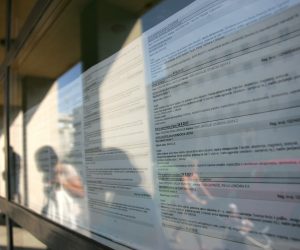 Zagreb, 17.08.2012 - Arhivska fotografija od dana 17.08.2012. prikazuje prikazuje popis slobodnih radnih mjesta u izlogu na zgradi HZZ-a u Zagrebu.
foto FaH/ Lana SLIVAR DOMINIÆ/ t