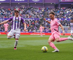 epa10504728 Real Valladolid's defender Ivan Fresneda (L) vies for the ball with Espanyol's striker Martin Braithwhite during their Spanish LaLiga Santander Primera Division match at Nuevo Zorrilla stadium in Valladolid city, central Spain, 05 March 2023.  EPA/R. GARCIA