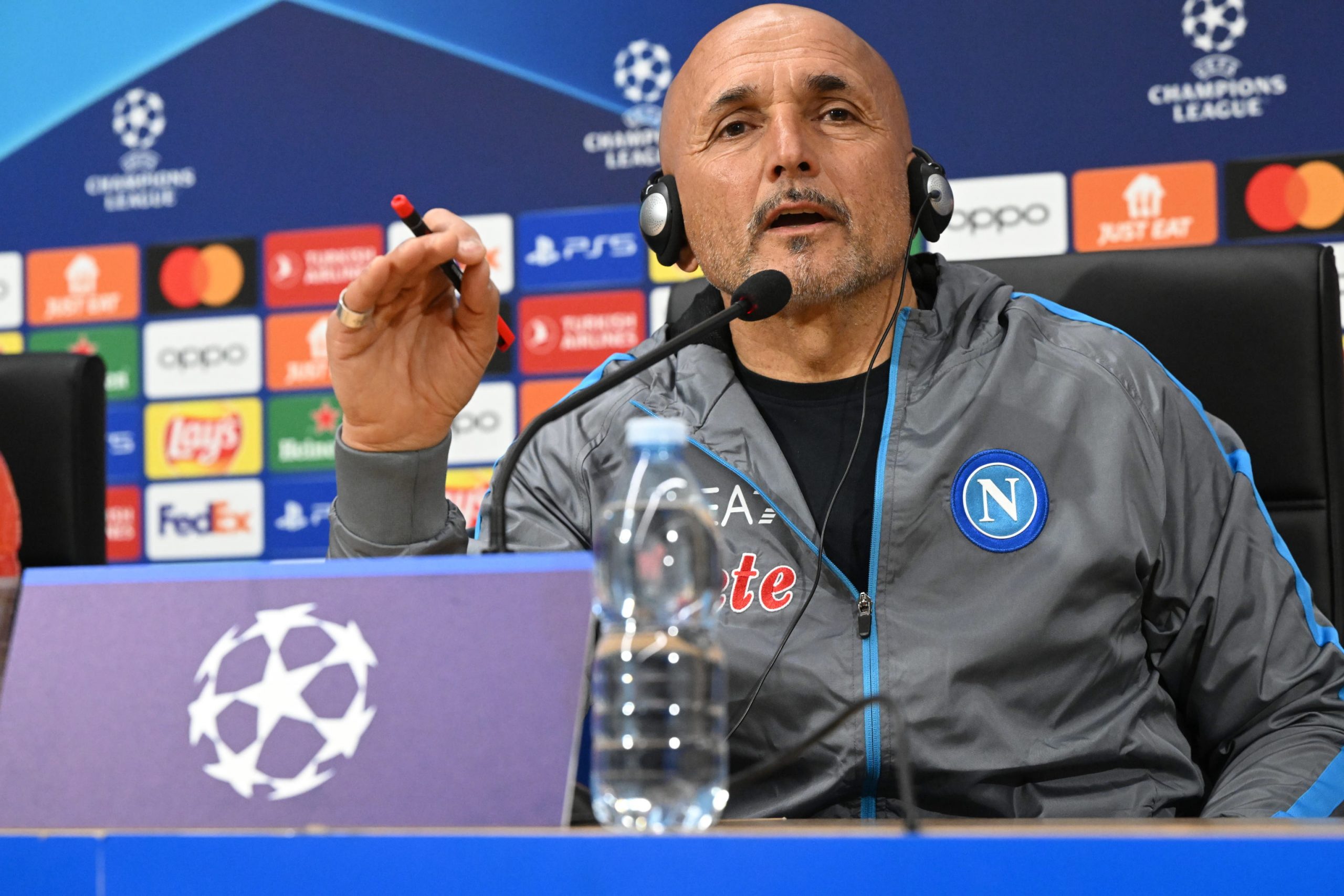 epa10522762 SSC Napoli's head coach Luciano Spalletti attends a press conference on the eve of the UEFA Champions League round of 16 second leg soccer match SSC Napoli vs Eintracht Frankfurt at the Diego Armando Maradona stadium in Naples, Italy, 14 March 2023.  EPA/CIRO FUSCO