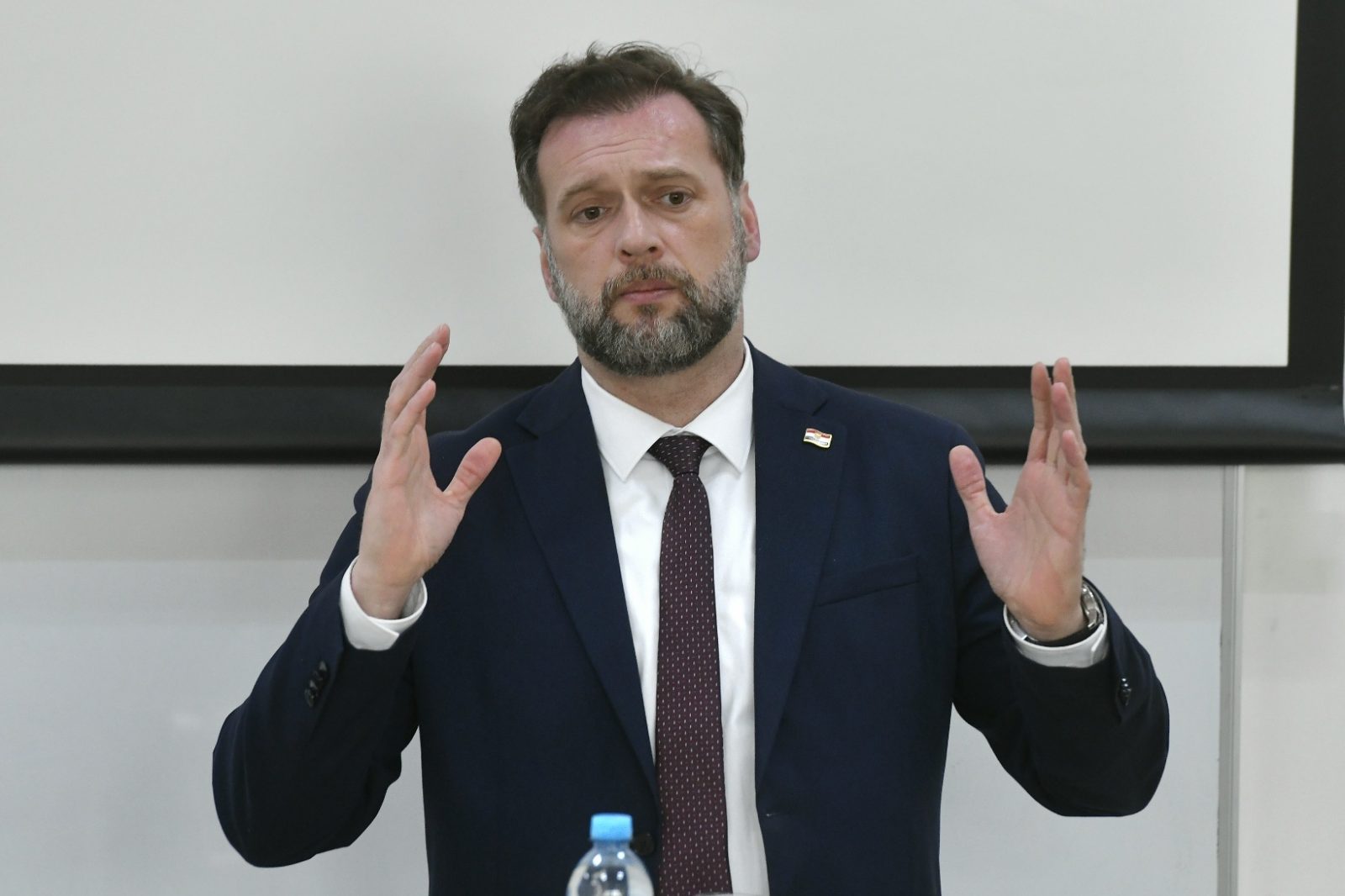 Zagreb, 27.03.2023. - Ministar obrane Mario Banožić najavio je u ponedjeljak da će uskoro biti povećan iznos mjesečne stipendije kadeta Hrvatskog vojnog učilišta (HVU), kao poticaj za njihovo dodatno usavršavanje, priopćilo je Ministarstvo obrane (MORH). foto HINA/ MORH/ T. Brandt/ ml
