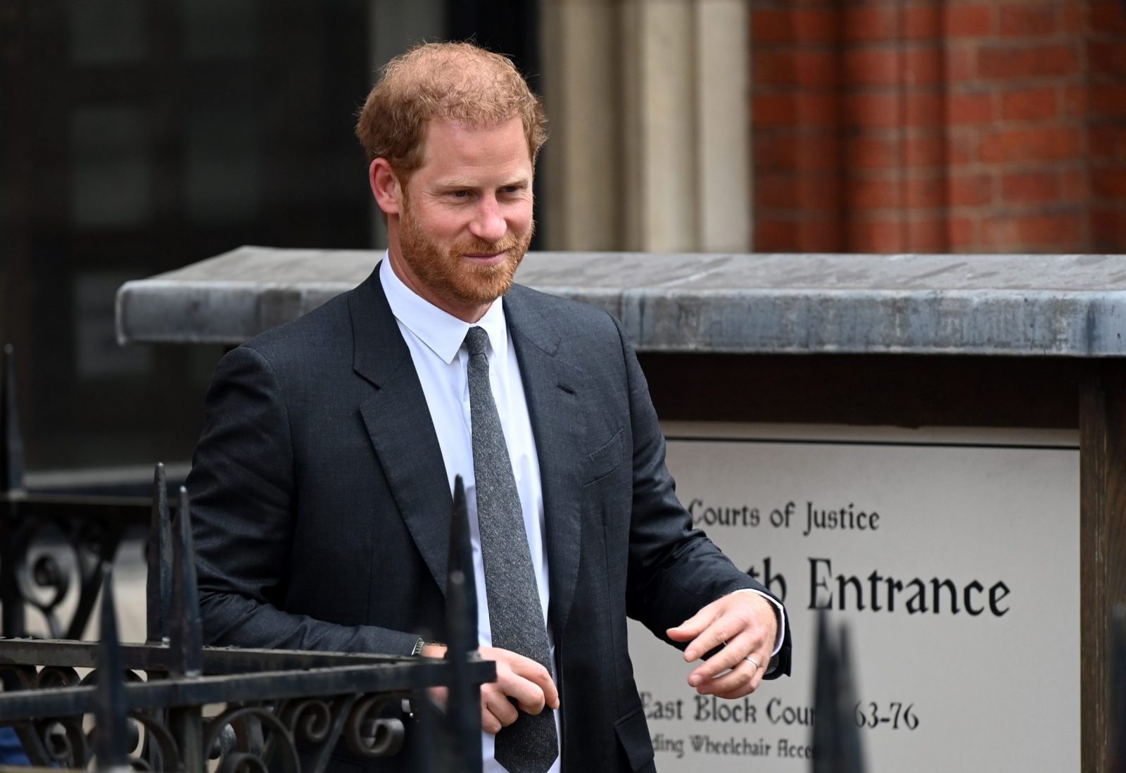 epa10550750 Britain's Prince Harry, Duke of Sussex departs the High Court in London, Britain, 30 March 2023.  Prince Harry has appeared at the High Court in a hearing related to his privacy lawsuit against Associated Newspapers. Harry is suing the Daily Mail newspaper over phone-tapping and breaches of privacy.  EPA/ANDY RAIN