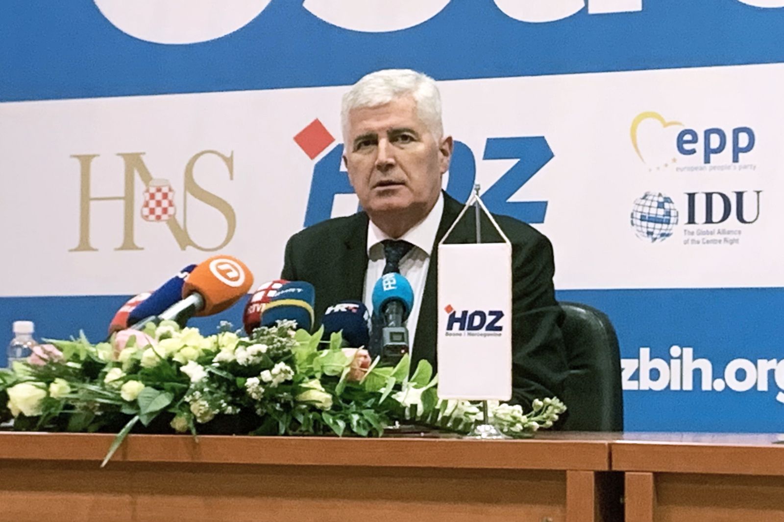 Mostar, 31.03.2023. - Predsjednik HDZ-a BiH Dragan Čović izrazio je u petak očekivanje da će se pojačati pritisci protiv uspostave nove Vlade Federacije BiH uključujući i prijetnje nasiljem koje dolaze od struktura bliskih vodećoj bošnjačkoj Stranci demokratske akcije (SDA) budući gube poluge vlasti. foto HINA/ Zoran Krešić/ ml
