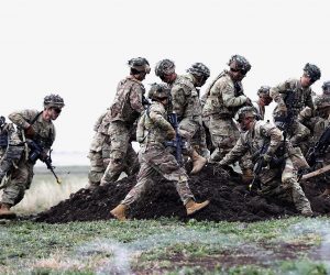 epa10552568 US military belonging to the US land forces from 101st American Airborne Division, in action during a demonstrative exercise held at Mihail Kogalniceanu NATO air-base near Constanta city, at the Black Sea shore, in Romania, 31 March 2023. Forces and means belonging to the 1-st Combat Team Brigade 'Bastogne' within the 101st American Airborne Division, performed a drill together with Romanian servicemen inside the 57th Air Base. Approximately 4,700 soldiers from the 101st Airborne have been deployed to various locations across Europe, from which 2,400 are located in Romania.  EPA/ROBERT GHEMENT