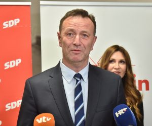 Varadin, 31.3.2023.- Predsjednik SDP-a Peða Grbin nazoèito je obiljeavanju 32. godinjice osnutka SDP-a Varadinske upanije. Na slici varadinski gradonaèelnik Neven Bosilj. 
foto HINA/ Sinia KALAJDIJA/ ua
