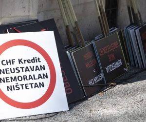 Zagreb, 01.04.2023.-  Udruga Franak održao je prosvjed s kojega su Vrhovnom sudu poručili kako je krajnje vrijeme za odluke o krucijalnim pravnim shvaćanjima koje se tiču 55.000 obitelji s konvertiranim kreditima, te da se mora hitno donijeti i pravna shvaćanje o ništetnosti cijelih ugovora s ništetnom valutnom klauzulom i ništetnom promjenjivom kamatnom stopom koja se tiče 125.000 obitelji koje su imale kredite u švicarskim francima.  foto HINA/ Daniel KASAP/ dk