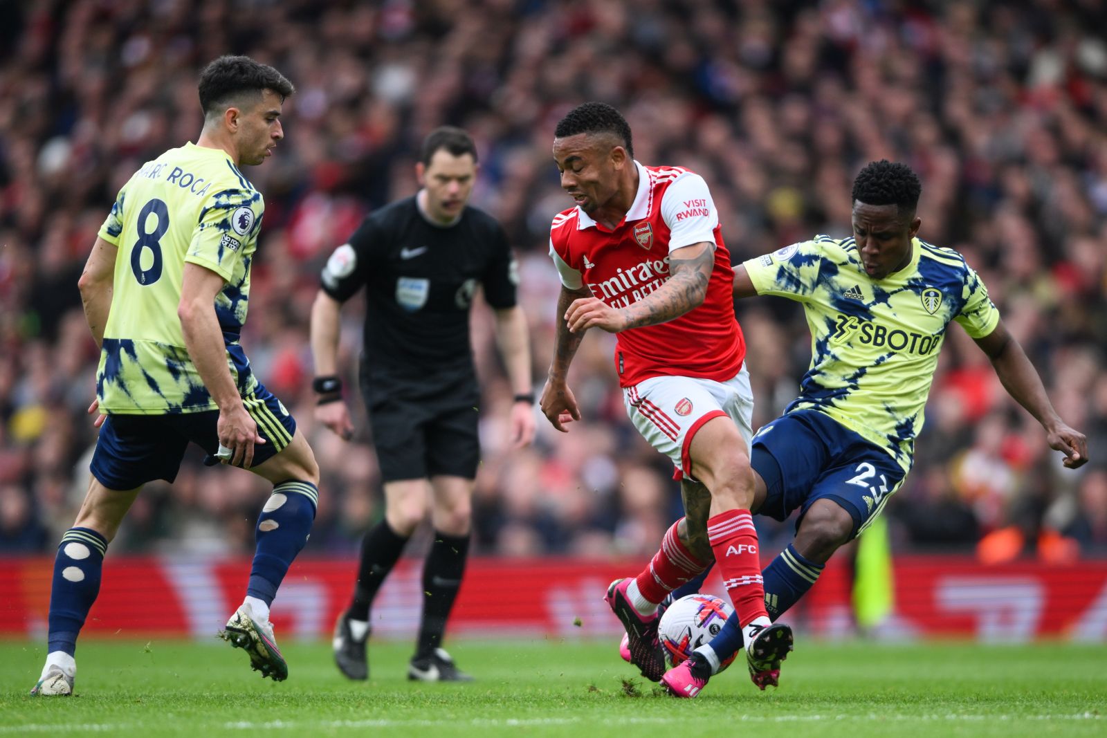epa10553820 Gabriel Jesus of Arsenal FC (C) and Luis Sinisterra of Leeds United FC (R) in action during the English Premier League soccer match between Arsenal London and Leeds United in London, Britain, 01 April 2023.  EPA/Daniel Hambury EDITORIAL USE ONLY. No use with unauthorized audio, video, data, fixture lists, club/league logos or 'live' services. Online in-match use limited to 120 images, no video emulation. No use in betting, games or single club/league/player publications