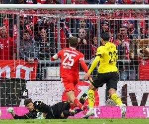 epa10554043 Munich's Thomas Mueller scores a goal during the German Bundesliga soccer match between FC Bayern Munich and Borussia Dortmund in Munich, Germany, 01 April 2023.  EPA/ANNA SZILAGYI CONDITIONS - ATTENTION: The DFL regulations prohibit any use of photographs as image sequences and/or quasi-video.