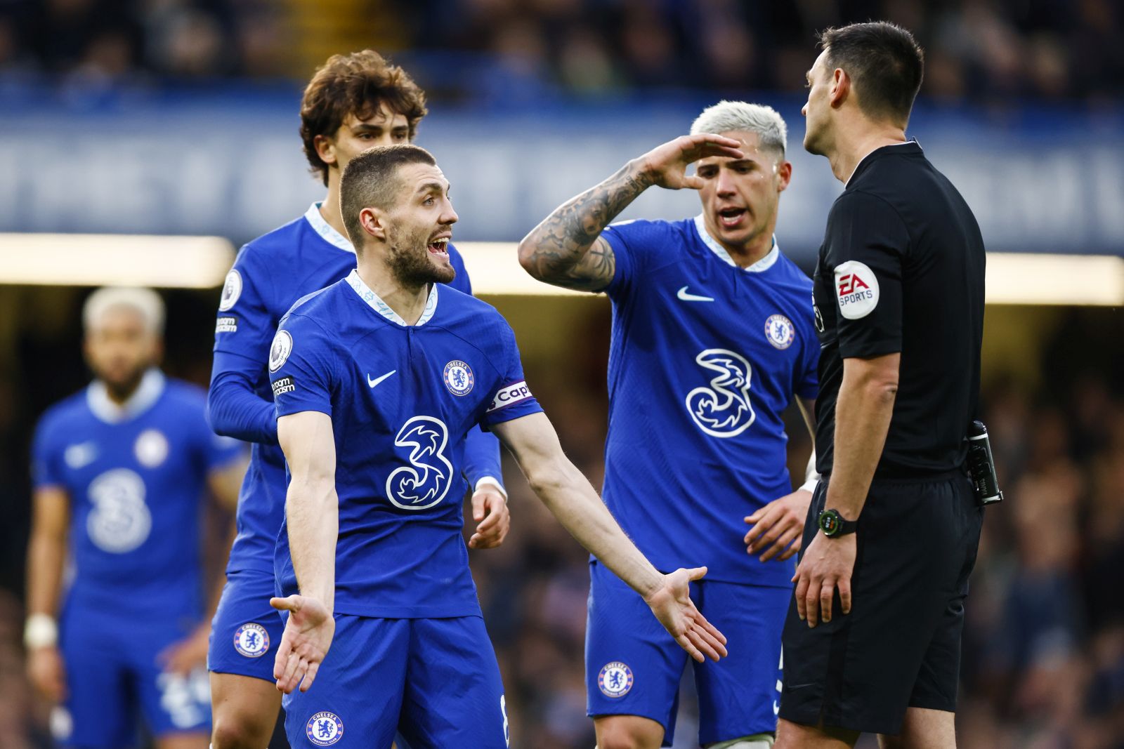 epa10554185 Mateo Kovacic of Chelsea FC (L) talks to referee Andy Madley during the English Premier League soccer match between Chelsea FC and Aston Villa in London, Britain, 01 April 2023.  EPA/Tolga Akmen EDITORIAL USE ONLY. No use with unauthorized audio, video, data, fixture lists, club/league logos or 'live' services. Online in-match use limited to 120 images, no video emulation. No use in betting, games or single club/league/player publications
