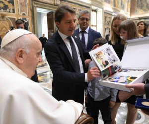 epa10556774 A handout picture provided by the Vatican Media shows Pope Francis receiving directors and employees of the National Institute for Social Security (Istituto Nazionale della Previdenza Sociale – INPS) during an audience at the Vatican, 03 April 2023.  EPA/VATICAN MEDIA PHOTO TO BE USED SOLELY TO ILLUSTRATE NEWS REPORTING OR COMMENTARY ON THE FACTS OR EVENTS DEPICTED IN THIS IMAGE HANDOUT EDITORIAL USE ONLY/NO SALES
