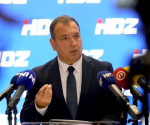 Zagreb, 03.04.2023.-  Izjave nakon sjednice šireg Predsjedništva HDZ-a. Na fotografiji Vili Beroš.   foto HINA/ Daniel KASAP/ dk