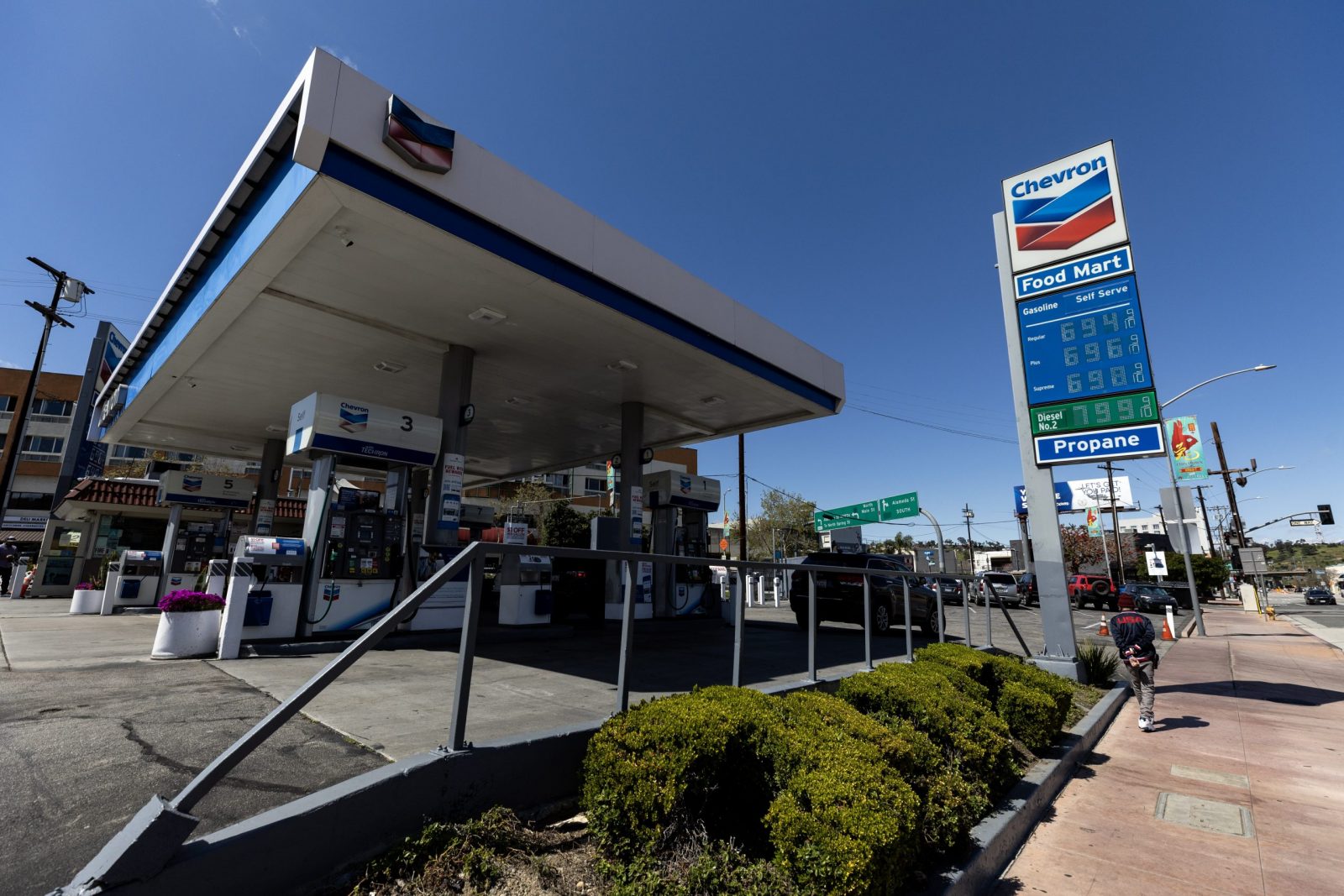 epa10557579 Gas prices nearing 7 dollars a gallon are displayed in front of a gas station in Los Angeles, California, USA, 03 April 2023. The surprise announcement by OPEC Plus to cut the oil production by 1.2 million barrels a day is expected to bring significant increases to gas prices in the United States.  EPA/ETIENNE LAURENT