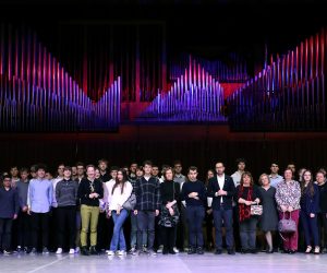 Zagreb, 04.04.2023. - Dodjela nagrada "Professor Balthazar" za izniman uspjeh uèenika, zborova i mentora na dravnim natjecanjima u k.god. 2021./2022. odrano je u KD Vatroslav Lisinski.  Na fotografiji gradonaèelnik Grada Zagreba Tomislav Tomaeviæ i zamjenica gradonaèelnika Danijela Dolenec s dijelom nagraðenih. foto HINA/ Lana SLIVAR DOMINIÆ/ lsd