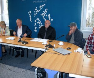 Kutina, 4.4.2023.- Buduæi da jo nema konkretnih informacija o prijenosu vlasnitva i poèetku proizvodnje u kutinskoj Petrokemiji, tvornièki sindikati su s kutinskom gradskom upravom i Udrugom hrvatskih branitelja Petrokemije, proirili front u borbi za opstanak kompanije. Na zajednièkom su sastanku su dogovorene daljnje zajednièke aktivnosti u nastojanju da novi vlasnik preuzme Petrokemiju i zapoène proizvodnju. 
foto HINA/ Zdravko STRIIÆ/ ua