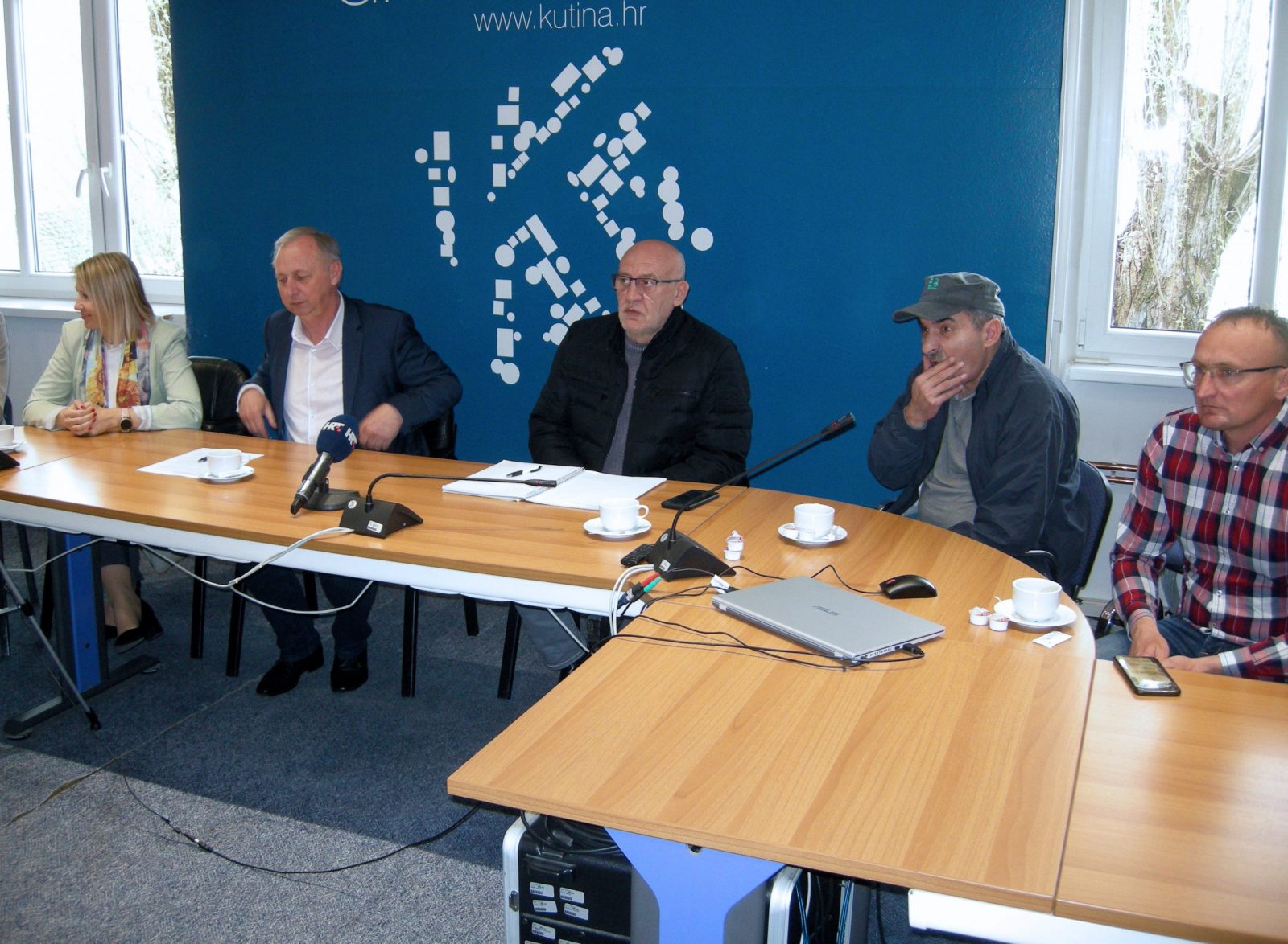 Kutina, 4.4.2023.- Buduæi da jo nema konkretnih informacija o prijenosu vlasnitva i poèetku proizvodnje u kutinskoj Petrokemiji, tvornièki sindikati su s kutinskom gradskom upravom i Udrugom hrvatskih branitelja Petrokemije, proirili front u borbi za opstanak kompanije. Na zajednièkom su sastanku su dogovorene daljnje zajednièke aktivnosti u nastojanju da novi vlasnik preuzme Petrokemiju i zapoène proizvodnju. 
foto HINA/ Zdravko STRIIÆ/ ua