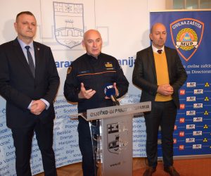 Bjelovar, 4.4.2023.- Tribina "Sigurnost posjetitelja u zatiæenim podruèjima Parka prirode Kopaèki rit" koju je Ravnateljstvo CZ-a organiziralo u suradnji s Udrugom za podrku i poticanje zajednitva Hrvatska pomae i Osjeèko-baranjskom upanijom povodom Meðunarodnog dana svjesnosti o opasnostima od mina i pomoæi u protuminskom djelovanju. Na slici zamjenik upana OB Mato Lukiæ, ravnatelj Ravnateljstva civilne zatite MUP RH Damir Trut i  ravnatelj Parka prirode Kopaèki rit Ivo Baiæ. 
foto HINA/ Tomislav PRUSINA/ ua