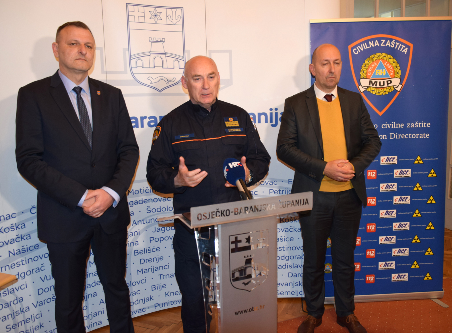 Bjelovar, 4.4.2023.- Tribina "Sigurnost posjetitelja u zatiæenim podruèjima Parka prirode Kopaèki rit" koju je Ravnateljstvo CZ-a organiziralo u suradnji s Udrugom za podrku i poticanje zajednitva Hrvatska pomae i Osjeèko-baranjskom upanijom povodom Meðunarodnog dana svjesnosti o opasnostima od mina i pomoæi u protuminskom djelovanju. Na slici zamjenik upana OB Mato Lukiæ, ravnatelj Ravnateljstva civilne zatite MUP RH Damir Trut i  ravnatelj Parka prirode Kopaèki rit Ivo Baiæ. 
foto HINA/ Tomislav PRUSINA/ ua