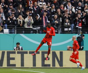 epa10558406 Randal Kolo Muani of Eintracht Frankfurt celebrates with team mates after scoring a goal during the German DFB Cup quarter final soccer match between Eintracht Frankfurt and 1. FC Union Berlin in Frankfurt, Germany, 04 April 2023.  EPA/RONALD WITTEK CONDITIONS - ATTENTION: The DFB regulations prohibit any use of photographs as image sequences and/or quasi-video.