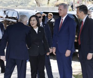 epa10560106 US Speaker of the House Kevin McCarthy (2R) greets President Tsai Ing-wen of Taiwan (2L) on arrival for a meeting at the Ronald Reagan Presidential Library in Simi Valley, California, USA, 05 April 2023. Tsai's visit was a stop on her way home from a visit to Latin America.  EPA/ETIENNE LAURENT