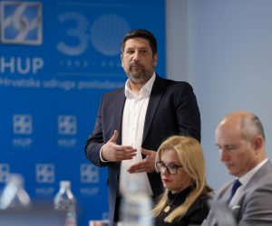 Zagreb, 06.04.2023 - Press-brunch Hrvatske udruge poslodavaca - Udruge proizvođača lijekova (HUP UPL), na kojem je bilo govora o prijetnjama i prilikama vezanim uz održivost proizvodnje lijekova u EU i RH kao i o ostalim aktualnim temama vezanim uz farmaceutsku industriju. Domaćin je Jerko Jakšić, predsjednik HUP UPL-a i predsjednik Uprave PharmaSa. Na slici  predsjednik Uprave PharmaSa Jerko Jakšić, direktorica za odnose s članstvom HUP-a  Milka Kosanović, predsjednik Uprave Pliva Mihael Furjan.
foto HINA/ Damir SENČAR/ ds