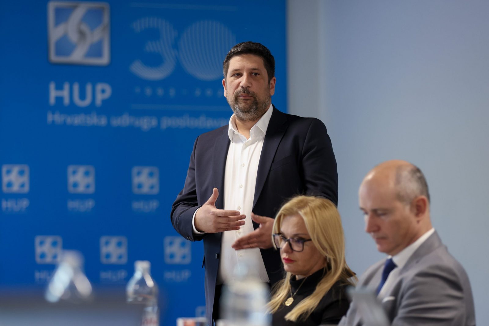 Zagreb, 06.04.2023 - Press-brunch Hrvatske udruge poslodavaca - Udruge proizvođača lijekova (HUP UPL), na kojem je bilo govora o prijetnjama i prilikama vezanim uz održivost proizvodnje lijekova u EU i RH kao i o ostalim aktualnim temama vezanim uz farmaceutsku industriju. Domaćin je Jerko Jakšić, predsjednik HUP UPL-a i predsjednik Uprave PharmaSa. Na slici  predsjednik Uprave PharmaSa Jerko Jakšić, direktorica za odnose s članstvom HUP-a  Milka Kosanović, predsjednik Uprave Pliva Mihael Furjan.
foto HINA/ Damir SENČAR/ ds