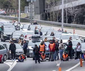 epa10563015 Climate activists of Renovate Switzerland block the A2 highway at Gotthard tunnel in Goeschenen, Switzerland, 07 April 2023. Activists from Renovate Switzerland blocked the highway during Easter holidays travels, causing closing of the tunnel for safety reasons and kilometers long traffic jam.  EPA/URS FLUEELER