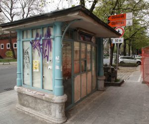 Zagreb, 08.04.2023 - Zaputen i zaboravljen kiosk na uglu Klaiæeve ulice i Trga Republike Hrvatske uskoro bi trebao dobiti novu namjenu kao mali izlobeni prostor i, elja je ravnateljice Muzeja grada Zagreba Aleksandre Berberih Slane, postati nova omiljena gradska toèka susreta graðana. 
foto HINA/ Admir BULJUBAIÆ/ ua