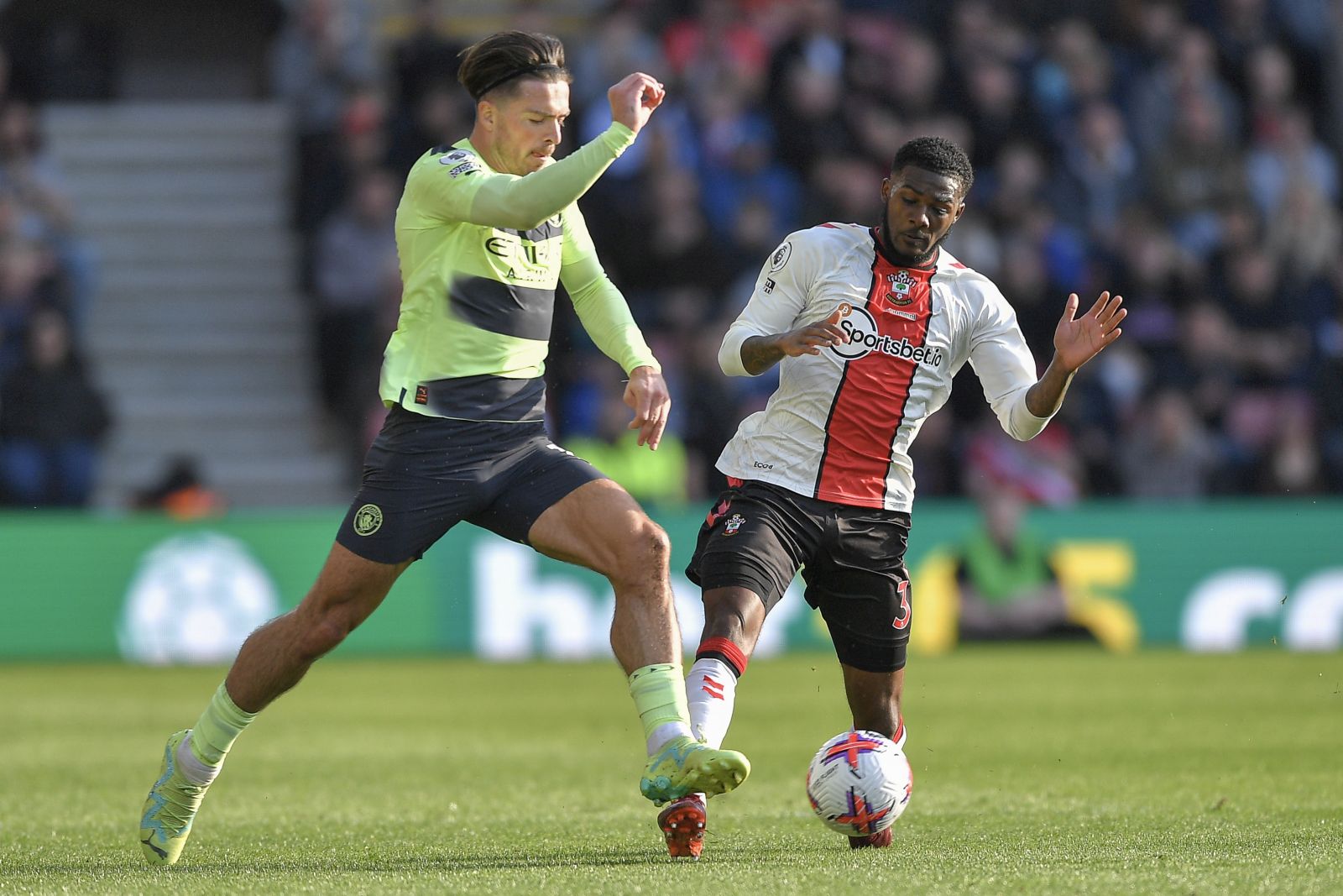 epa10565157 Jack Grealish (L) of Manchester City and Ainsley Maitland-Niles of Southampton in action during the English Premier League soccer match between Southampton FC and Manchester City in Southampton, Britain, 08 April 2023.  EPA/Vince Mignott EDITORIAL USE ONLY. No use with unauthorized audio, video, data, fixture lists, club/league logos or 'live' services. Online in-match use limited to 120 images, no video emulation. No use in betting, games or single club/league/player publications
