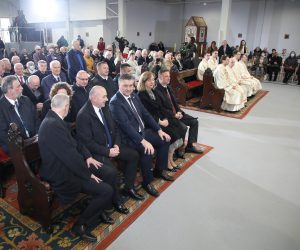 Zagreb, 9.4.2023.- Zagrebački nadbiskup kardinal Josip Bozanić predvodio je euharistijsko slavlje Nedjelje Uskrsnuća Gospodnjega- Uskrs. Na fotografiji Davor Božinović, Tomo Medved, Andrej Plenković, Gordan Jandroković sa suprugom.
foto HINA/ Admir BULJUBAŠIĆ/ abu