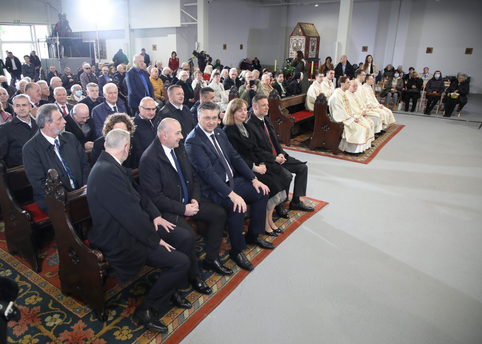 Zagreb, 9.4.2023.- Zagrebački nadbiskup kardinal Josip Bozanić predvodio je euharistijsko slavlje Nedjelje Uskrsnuća Gospodnjega- Uskrs. Na fotografiji Davor Božinović, Tomo Medved, Andrej Plenković, Gordan Jandroković sa suprugom.
foto HINA/ Admir BULJUBAŠIĆ/ abu
