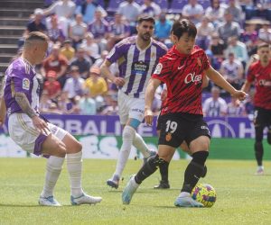 epa10566226 Mallorca's Kang-In Lee (R-front) vies for the ball with Valladolid's Roque Mesa (L) during their Spanish LaLiga Primera Division soccer match in Valladolid, central Spain, 09 April 2023.  EPA/R. GARCIA