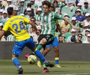 epa10566329 Real Betis' Juan Miranda (R) in action against Cadiz's San Emeterio (L) during a Spanish LaLiga soccer match between Real Betis and Cadiz CF at Benito Villamarin stadium in Sevilla, southern Spain, 09 April 2023.  EPA/Jose Manuel Vidal