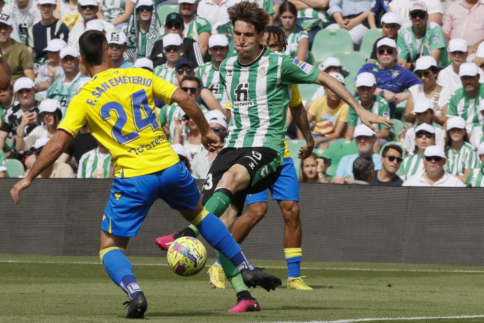 epa10566329 Real Betis' Juan Miranda (R) in action against Cadiz's San Emeterio (L) during a Spanish LaLiga soccer match between Real Betis and Cadiz CF at Benito Villamarin stadium in Sevilla, southern Spain, 09 April 2023.  EPA/Jose Manuel Vidal