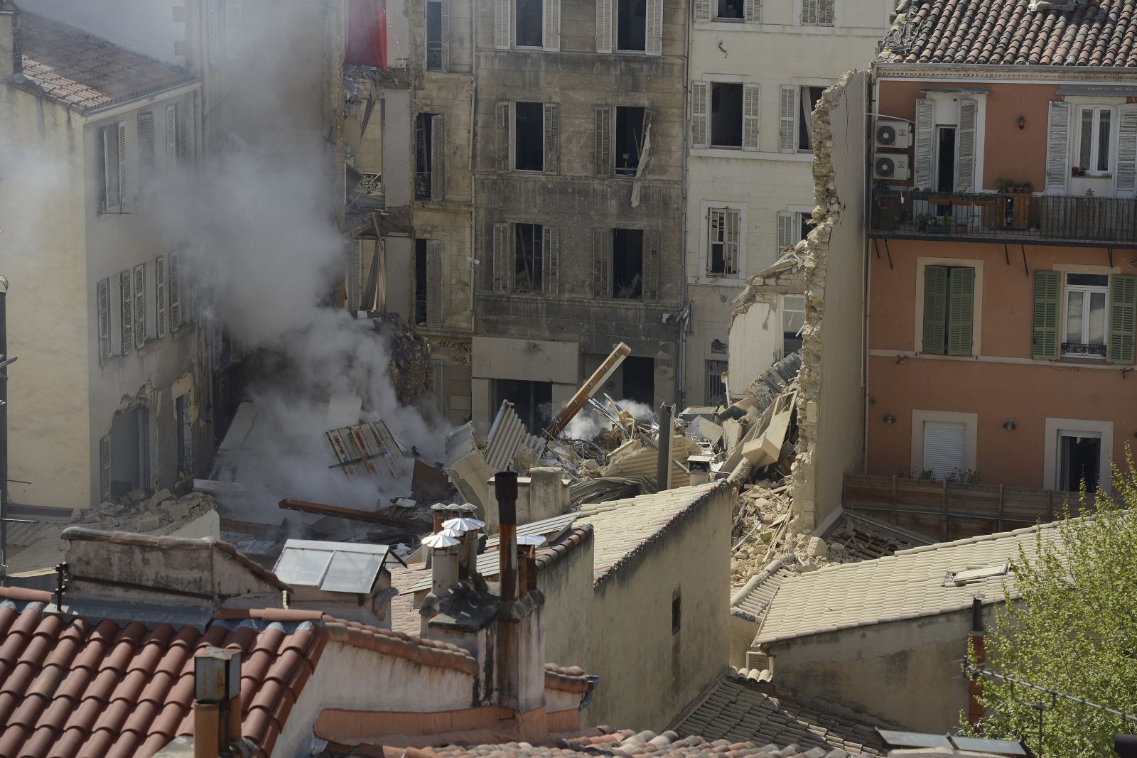 epa10566337 The site of an explosion leading to the collapse of at least one building in Marseille, France, 09 April 2023. Several people were injured, according to the police and the cause is still unknown.  EPA/FRANCK PENNANT MAXPPP OUT, MANDATORY CREDIT PHOTOPQR/LA PROVENCE/FRANCK PENNANT