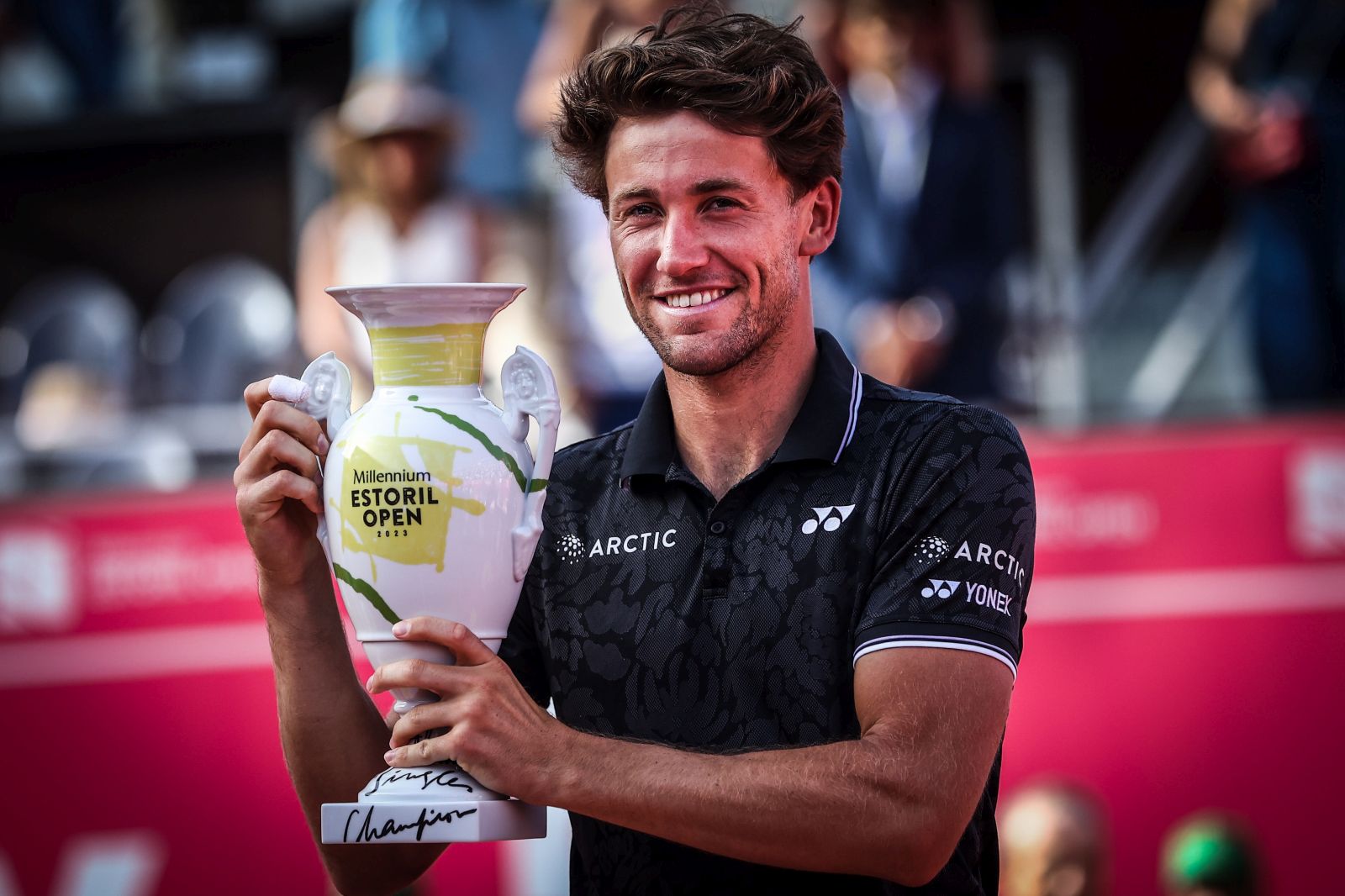 epa10566556 Casper Ruud from Norway celebrates with the trophy after winning against Miomir Kecmanovic from Serbia during their final match at the Estoril Open tennis tournament in Estoril, Portugal, 09 April 2023.  EPA/RODRIGO ANTUNES