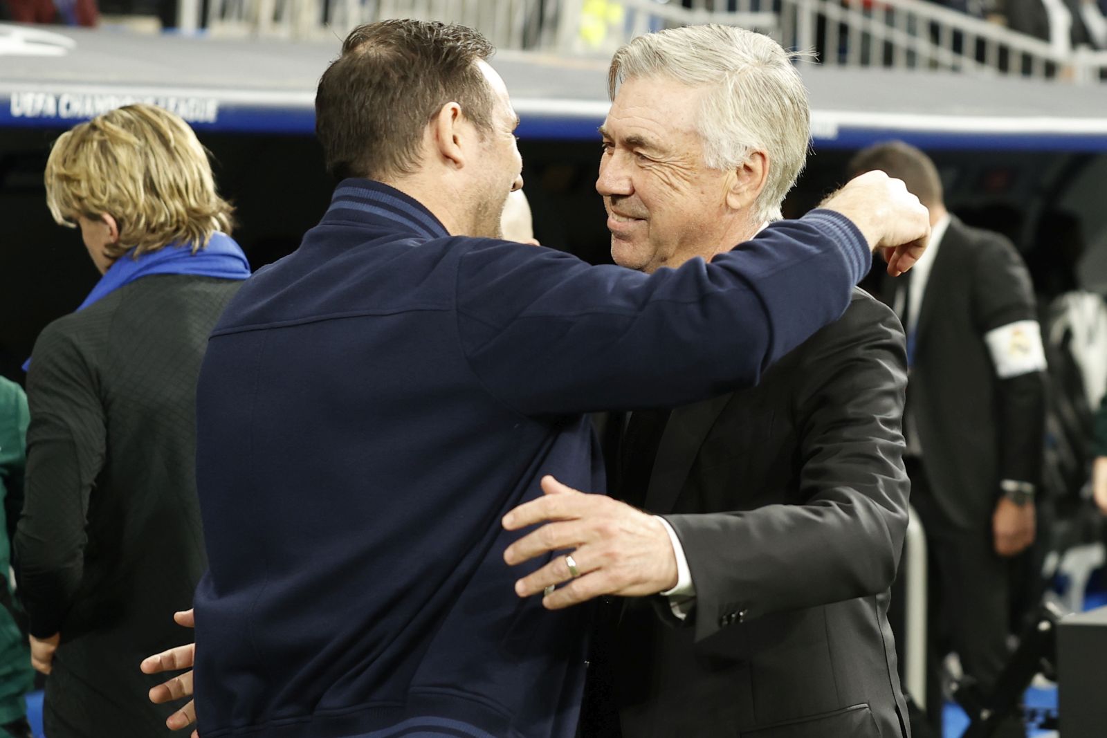 epa10569955 Chelsea's head coach Frank Lampard (L) is greeted by Real Madrid' head coach Carlo Ancelotti (R) during the UEFA Champions League quarter final first leg soccer match between Real Madrid and Chelsea FC, in Madrid, Spain, 12 April 2023.  EPA/Chema Moya