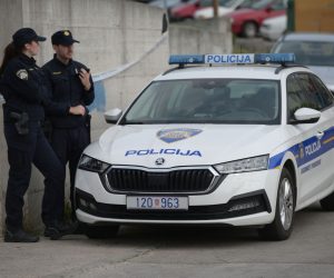 Solin, 13.04.2023 - U Solinu je u èetvrtak u ranim jutarnjim satima izbio poar na parkiranom automobilu, a oèevidom æe biti utvrðen uzrok i materijalna teta, izvijestili su iz splitsko-dalmatinske policije.Poar je izbio oko 5.45 sati, a vozilo je djelomièno izgorjelo. Na slici oèevid. foto HINA/ Mario STRMOTIÆ/ ik