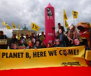 epa10570826 Activists attend a demonstration in front of Brandenburg gate during a climate protest in Berlin, Germany, 13 April 2023. The climate protest organisation Extinction Rebellion (XR) announced various rallies and civil disobedience events taking place until 17 April 2023 on the occasion of their so called spring rebellion protest in Berlin.  EPA/HANNIBAL HANSCHKE