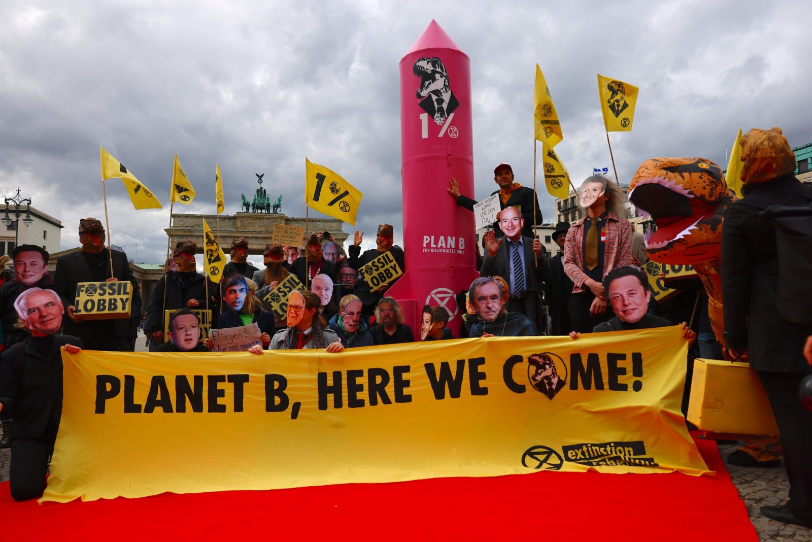 epa10570826 Activists attend a demonstration in front of Brandenburg gate during a climate protest in Berlin, Germany, 13 April 2023. The climate protest organisation Extinction Rebellion (XR) announced various rallies and civil disobedience events taking place until 17 April 2023 on the occasion of their so called spring rebellion protest in Berlin.  EPA/HANNIBAL HANSCHKE