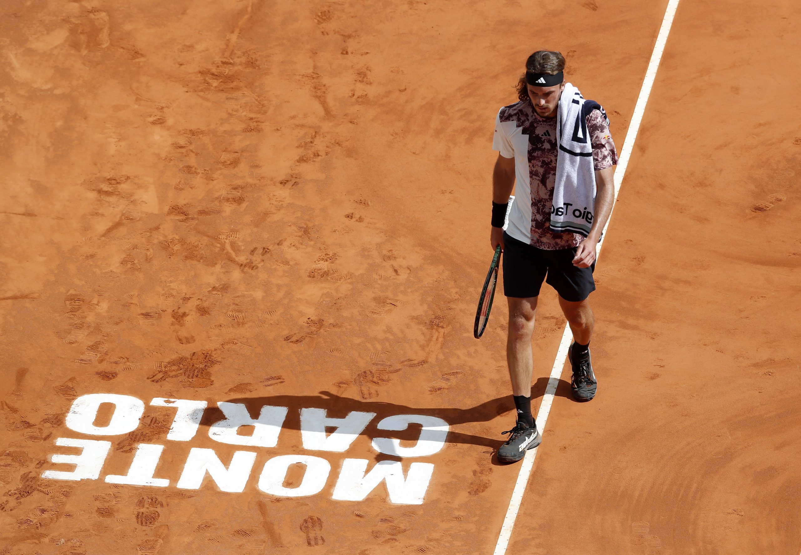 epa10570888 Stefanos Tsitsipas of Greece reacts during his third round match against Nicolas Jarry of Chile  at the Monte-Carlo Rolex Masters tournament in Roquebrune Cap Martin, France, 13 April 2023.  EPA/SEBASTIEN NOGIER