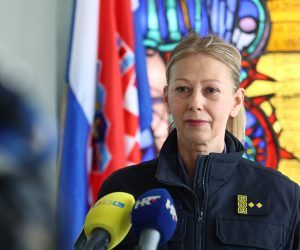 Split, 13.4.2023.- Splitskoj policiji se u èetvrtak popodne predao 21-godinjak kojeg se dovodi u vezu s pucnjavom iz vatrenog oruja u utorak u Splitu, kada je teko ozlijeðen 36-godinji Josip Èubeliæ, doznaje se u splitskoj policiji. Na slici Sanja Nazliæ. 
foto HINA/ Mario STRMOTIÆ/ ua