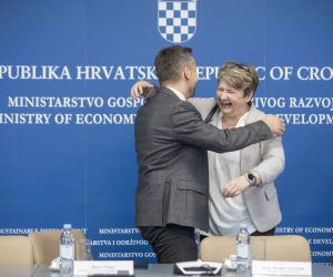 Zagreb, 13.04.2023.-  Prvi sastanak pregovaračkih odbora Vlade RH i predstavnika sindikata, o sklapanju izmjena i dopuna Temeljnog kolektivnog ugovora za službenike i namještenike u javnim službama i izmjena i dopuna Kolektivnog ugovora za državne službenike i namještenike . Na fotografiji Marin Piletić, Nada Lovrić.   foto HINA/ Daniel KASAP/ dk
